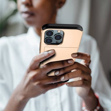SKALO iPhone 14 Pro Armor Skal Korthållare - Guld