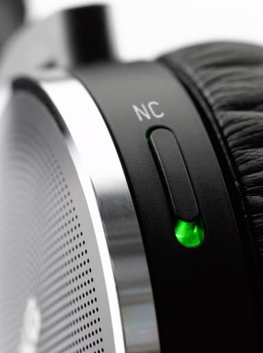 AKG Hörlurar on-ear K 490NC (svart)