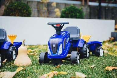 Falk Traktor med trailer, kratta och skyffelBaby New Holland