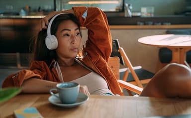 JBL Tune 520BT trådlösa around ear-hörlurar (vita)