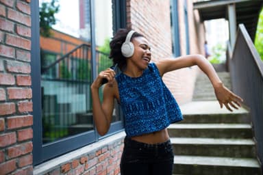 JBL Tune 770NC trådlösa around ear-hörlurar (vita)