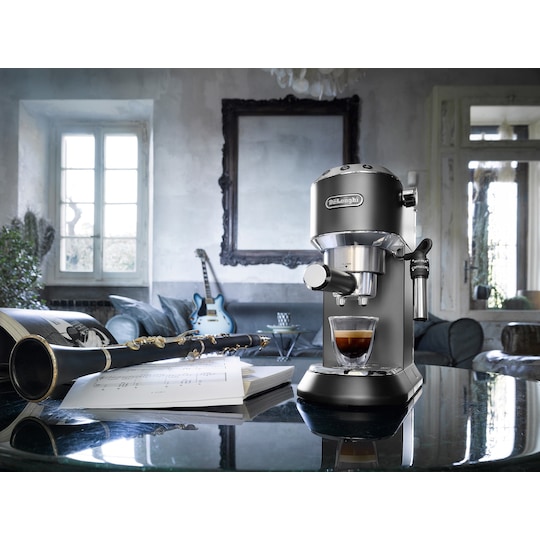 DeLonghi Dedica espressomaskin EC685BK (svart)