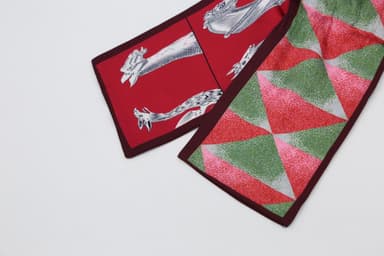 INF Scrunchie med scarfdetalj och vändbart mönster Röd