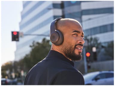 Beats Studio Pro trådlösa around-ear hörlurar (deep brown)