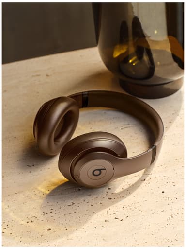 Beats Studio Pro trådlösa around-ear hörlurar (deep brown)