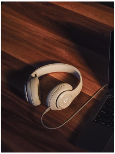 Beats Studio Pro trådlösa around-ear hörlurar (sandstone)