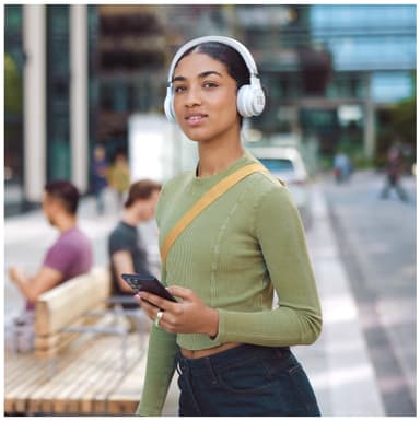 JBL Live 670NC trådlösa on-ear-hörlurar (vita)