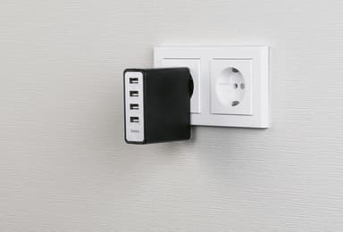 Hama AC Laddare med 4 USB-portar