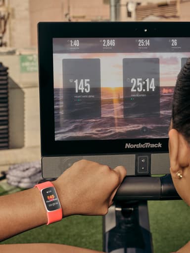 Fitbit Charge 6 aktivitetsarmband (guld/orange)