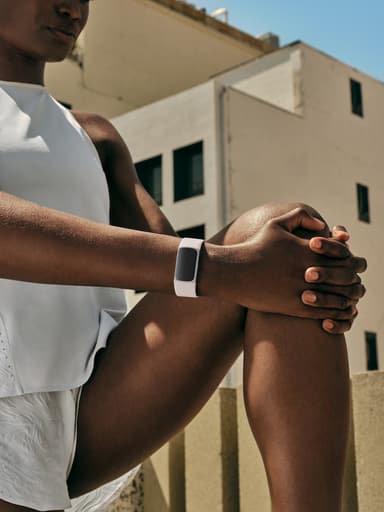 Fitbit Charge 6 aktivitetsarmband (silver/beige)