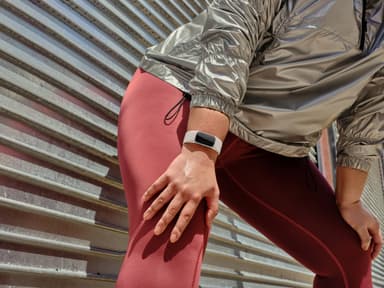 Fitbit Charge 6 aktivitetsarmband (silver/beige)