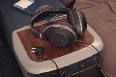 Sony trådlösa around-ear hörlurar WH-1000XM2 (svart)