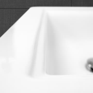 Keramiskt tvättställ med ho installeras i tvättställsbänken 605 x 465 mm