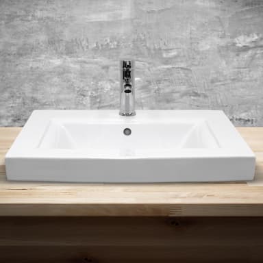 Keramiskt tvättställ med ho installeras i tvättställsbänken 605 x 465 mm