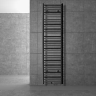 Badrumsradiator Sahara 400x1800 mm antracit böjd med central anslutning.