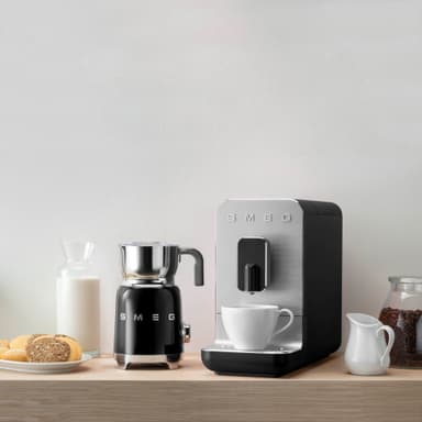 Smeg Helautomatisk Kaffemaskin BCC01BLPMEU