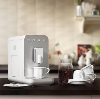 Smeg Helautomatisk Kaffemaskin BCC01WHMEU