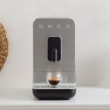 Smeg Helautomatisk Kaffemaskin BCC01BLPMEU