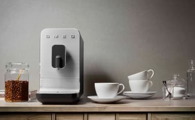 Smeg Helautomatisk Kaffemaskin BCC01BLPMEU