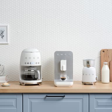 Smeg Helautomatisk Kaffemaskin BCC01WHMEU