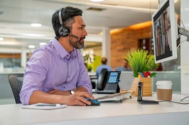 HP Poly Voyager Focus 2 USB-C-headset med laddningsstativ