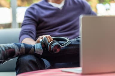 HP Poly Voyager Focus 2-M MS Teams headset USB-C med laddningsstativ