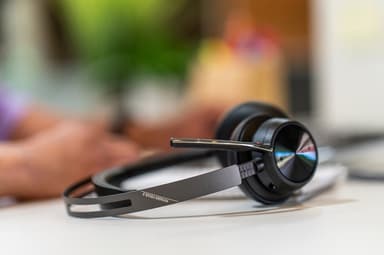HP Poly Voyager Focus 2 headset USB-A med laddningsstativ