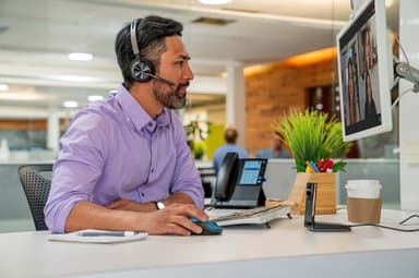 HP Poly Voyager Focus 2 headset USB-A med laddningsstativ