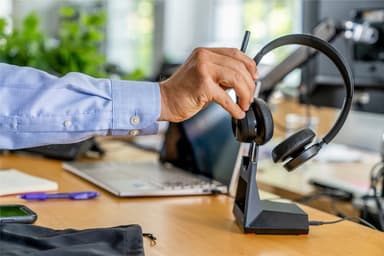 HP Poly Voyager 4320 UC headset USB-A med laddningsstativ