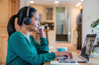 HP Poly Voyager Focus 2-M MS Teams headset USB-C med laddningsstativ