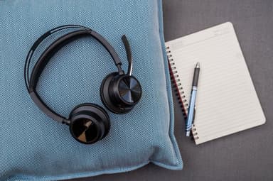 HP Poly Voyager Focus 2 USB-C-headset med laddningsstativ