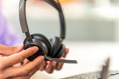 HP Poly Voyager Focus 2 headset USB-A med laddningsstativ