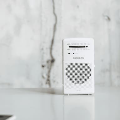 Sangean SR-35 bärbar analog radio (vit)