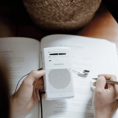 Sangean SR-35 bärbar analog radio (vit)