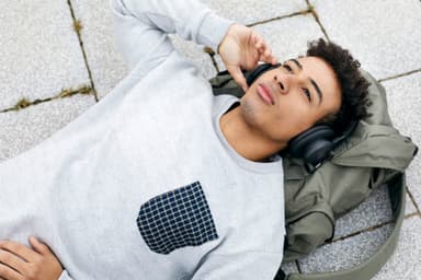 JBL LIVE 500BT trådlösa around-ear hörlurar (svart)