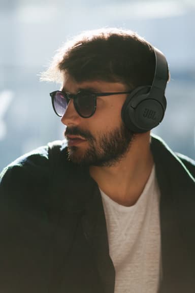 JBL Tune 700BT trådlösa around-ear hörlurar (svart)