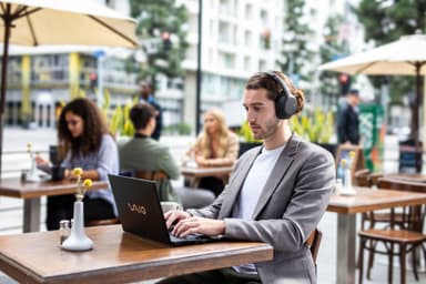 Sony WH-CH710 trådlösa around-ear hörlurar (svart)