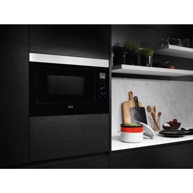 AEG Serie 8000 Mikrovågsugn MBE2658SEM (svart/rostfri)