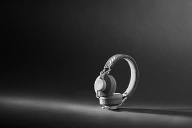 Adidas RPT-01 trådlöasa on-ear hörlurar (ljusgrå)