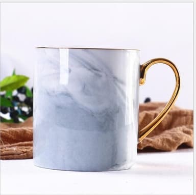 Keramisk mugg med marmor mönster och guld handtag