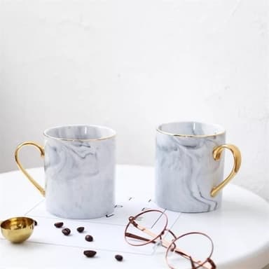 Keramisk mugg med marmor mönster och guld handtag