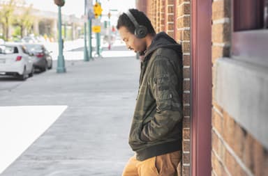 Koss BT330i trådlösa on-ear hörlurar (svart)