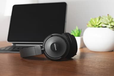 Koss BT330i trådlösa on-ear hörlurar (svart)
