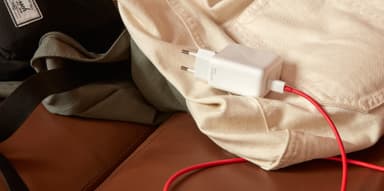 OnePlus Warp Charge 65 strömadapter (vit)