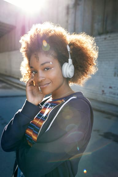 JBL LIVE 460NC trådlösa on-ear hörlurar (vit)