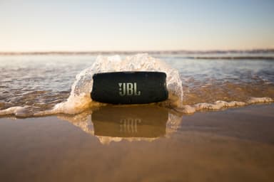 JBL Charge 5 trådlös portabel högtalare (svart)