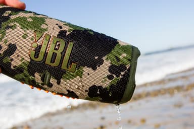 JBL Charge 5 trådlös portabel högtalare (squad)