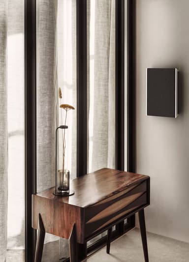 B&O Beosound Level bärbar högtalare med Google Assistant (naturell)