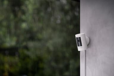 Ring Stick Up trådansluten säkerhetskamera (vit)