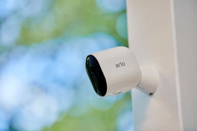 Arlo Pro 4 trådlös 2K QHD kamera 3-pack (vit)
